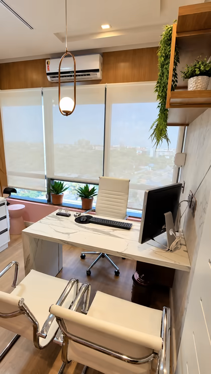 Consultório com mesa de mármore e janela ampla