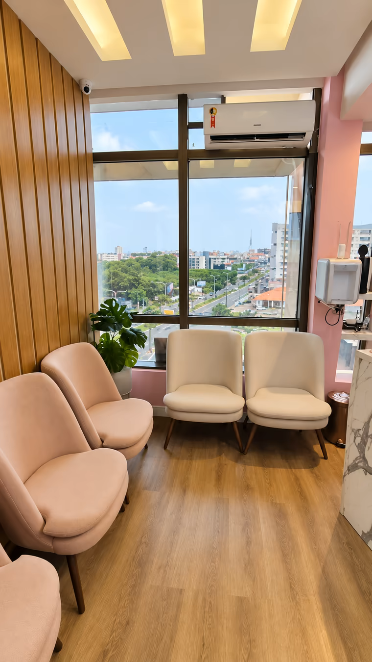 Sala de espera com poltronas rosé e creme